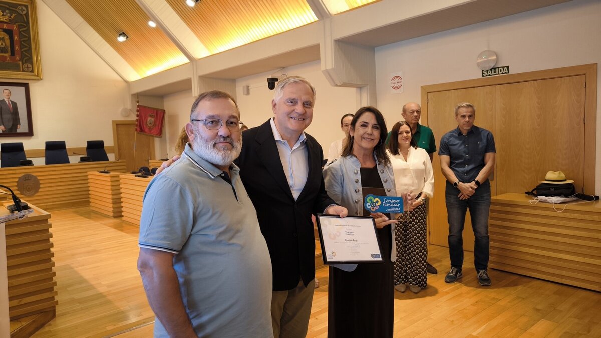 Francisco Cañizares y Cristina Galán reciben el sello de turismo familiar de manos de Eduardo Galicia en el Ayuntamiento de Ciudad Real.