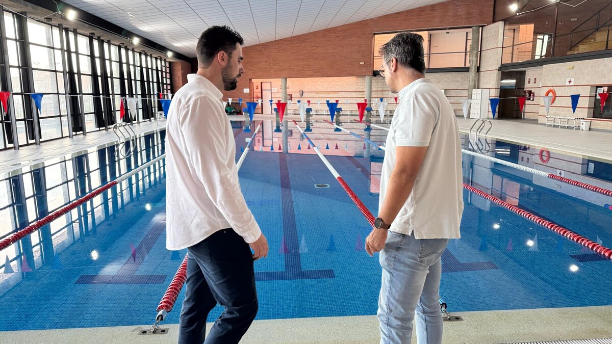 Pau Beltrán visita las obras de mejora realizadas en la piscina municipal Polideportivo Rey Juan Carlos de Ciudad Real.