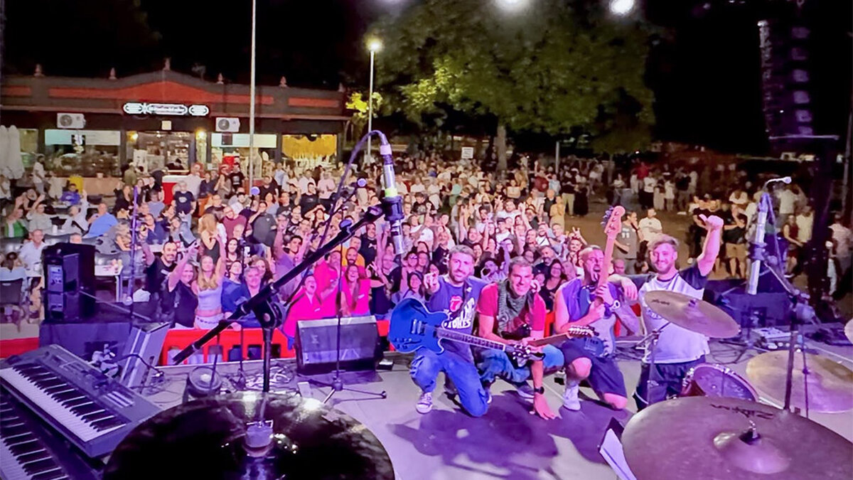 Posado de una de las bandas, con público asistente, en la noche del sábado pasado