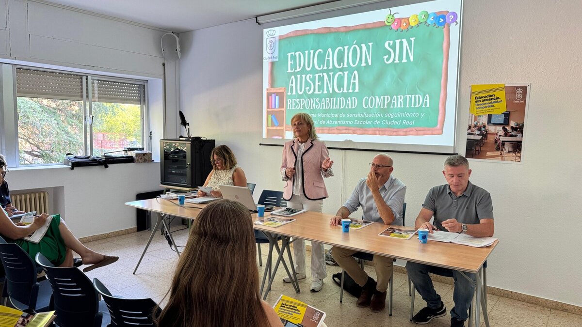 María José Escobedo presenta el protocolo municipal de absentismo escolar ante representantes de la comunidad educativa de Ciudad Real.