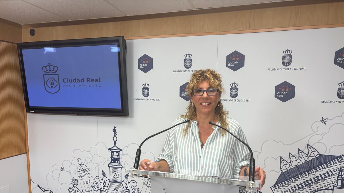 Yolanda Torres presenta los datos del observatorio Ciudad Real Avanza sobre empleo, empresas, turismo y vivienda.