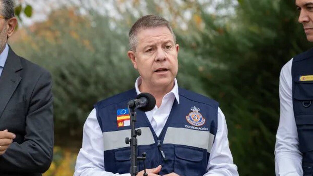 Emiliano García-Page durante la reunión del CECOPI en las instalaciones del Servicio de Emergencias 1-1-2 de Castilla-La Mancha, en Toledo, tras el accidente ferroviario de Urda.
