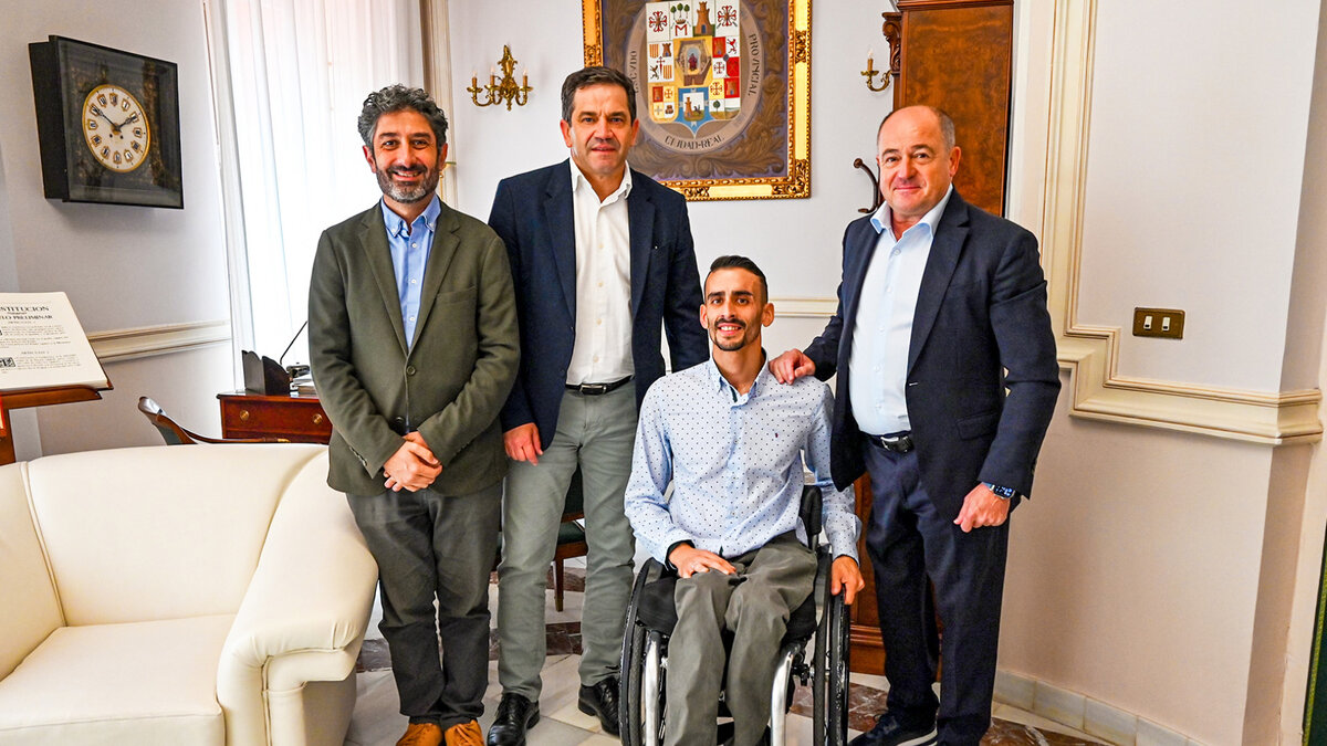 Miguel Ángel Valverde recibe a los representantes de AMIAB en el Palacio provincial de Ciudad Real.
