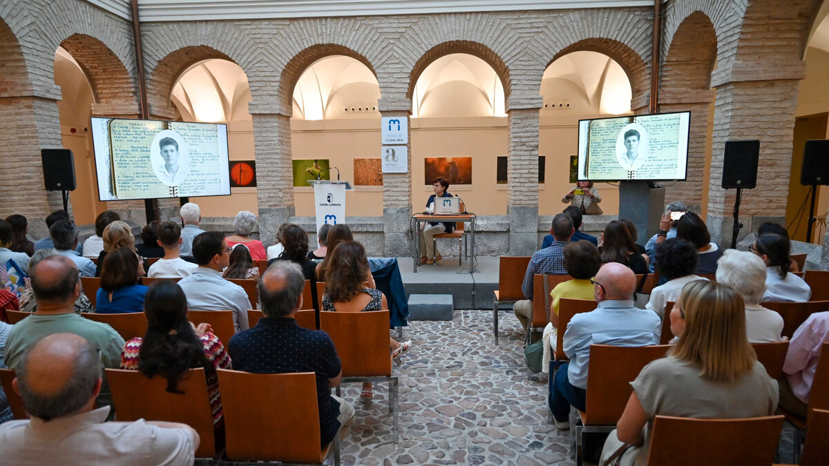 Homenaje a José Lorenzo Sánchez Meseguer en el claustro del Museo de Ciudad Real-Convento de La Merced