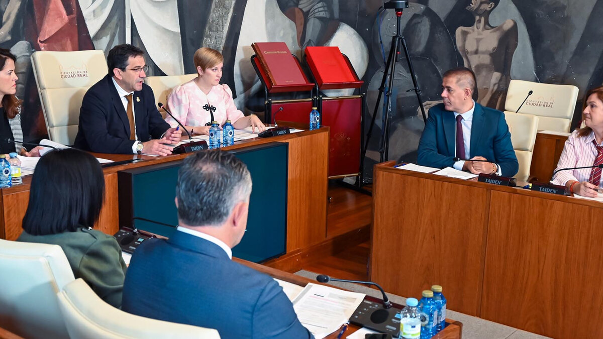 Miguel Ángel Valverde durante el Pleno de la Diputación de Ciudad Real, en el que se debatieron las ayudas municipales, las carreteras provinciales y los fondos europeos.