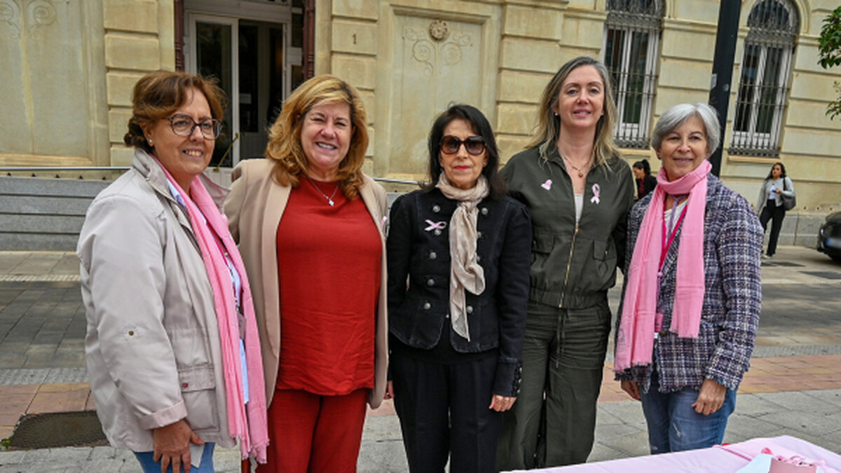 Patricia Saldaña y María Antonia Álvaro visitan la mesa informativa de AMUMA en la plaza de la Constitución de Ciudad Real con motivo del Día Mundial contra el Cáncer de Mama.