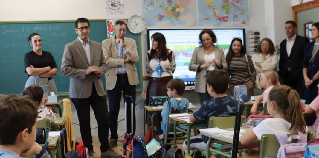 José Manuel Caballero conoce el sistema de climatización con aerotermia y energía fotovoltaica del CEIP Nuestra Señora de la Paz de Villarta de San Juan