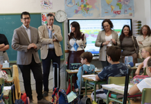 José Manuel Caballero conoce el sistema de climatización con aerotermia y energía fotovoltaica del CEIP Nuestra Señora de la Paz de Villarta de San Juan