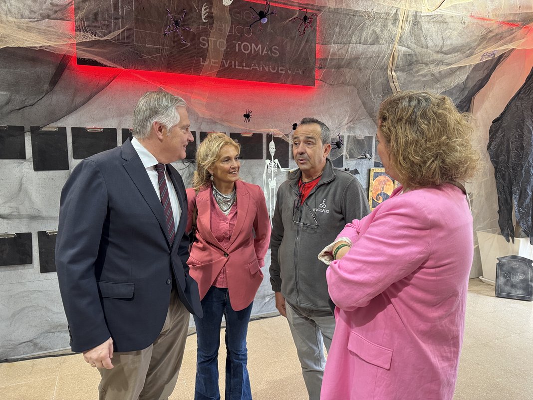 Francisco Cañizares visita el colegio Santo Tomás de Villanueva para conocer el funcionamiento del programa de colaboradores escolares.