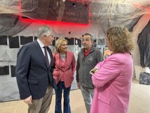 Francisco Cañizares visita el colegio Santo Tomás de Villanueva para conocer el funcionamiento del programa de colaboradores escolares.
