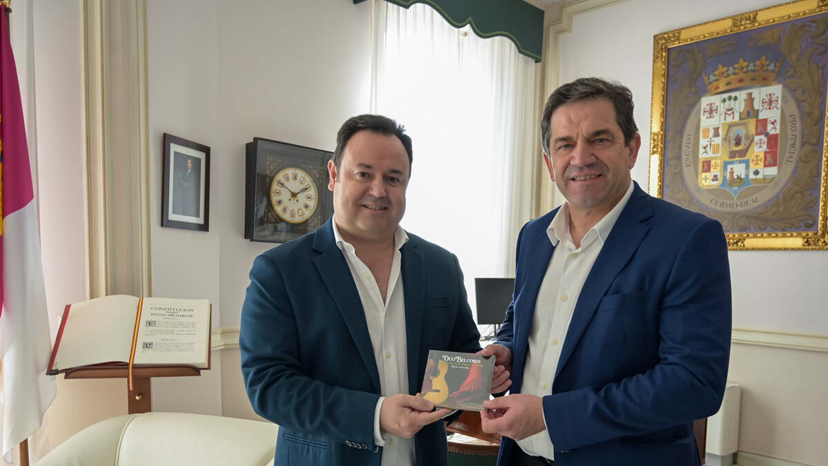 Miguel Ángel Valverde recibe a representantes del Dúo Belcorde para conocer su actividad internacional y sus próximos conciertos en Europa.