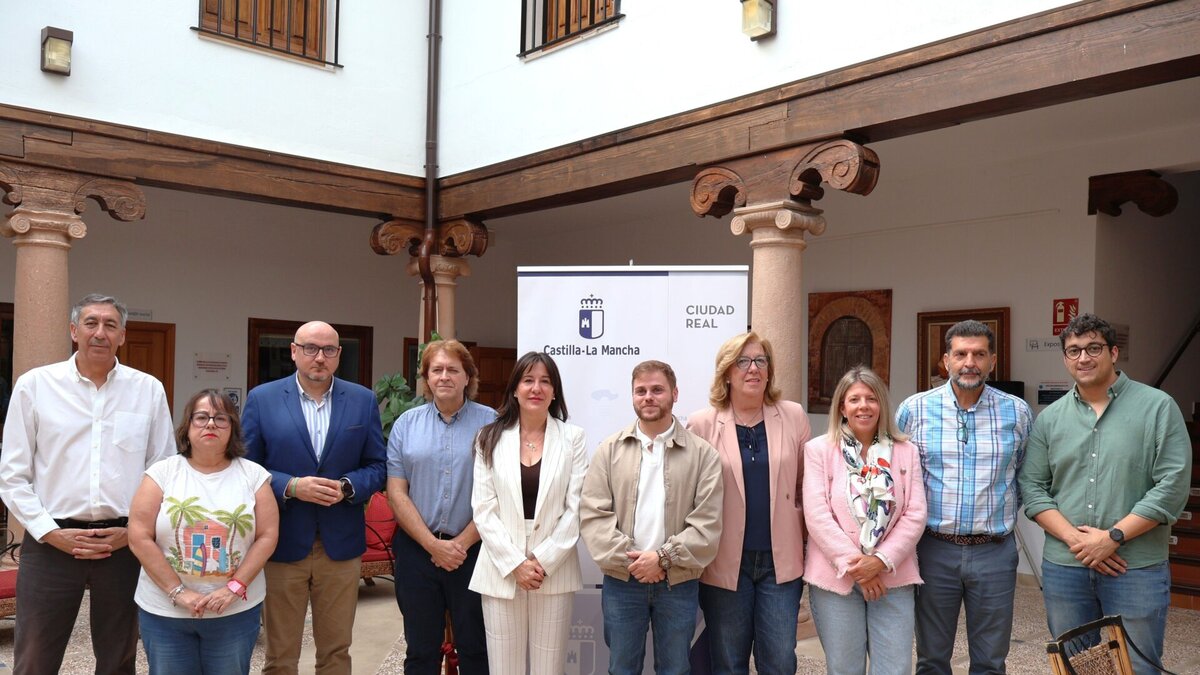 Blanca Fernández en reunión de trabajo en Villanueva de los Infantes 1