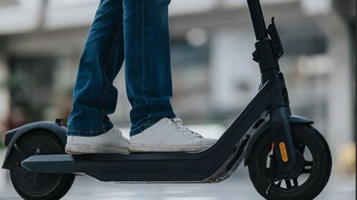 El PSOE de Puertollano pide una campaña sobre las normas de los patinetes eléctricos, con charlas en institutos y colaboración de comercios antes de Reyes.