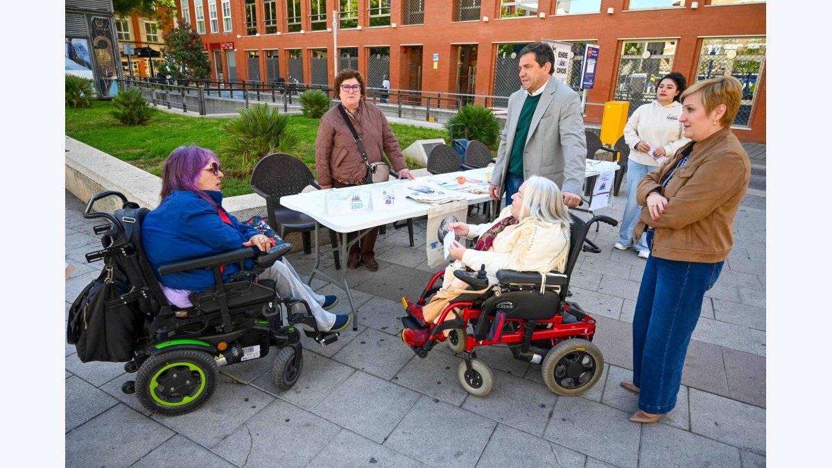 Valverde traslada el apoyo de la Diputación a Ciudad Accesible y conoce la necesidad de facilitar los desplazamientos a las personas con movilidad reducida