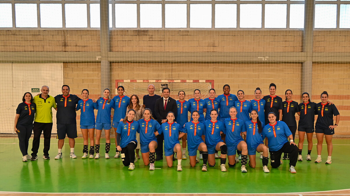 La selección española femenina de balonmano en el pabellón Macarena Aguilar de Bolaños de Calatrava