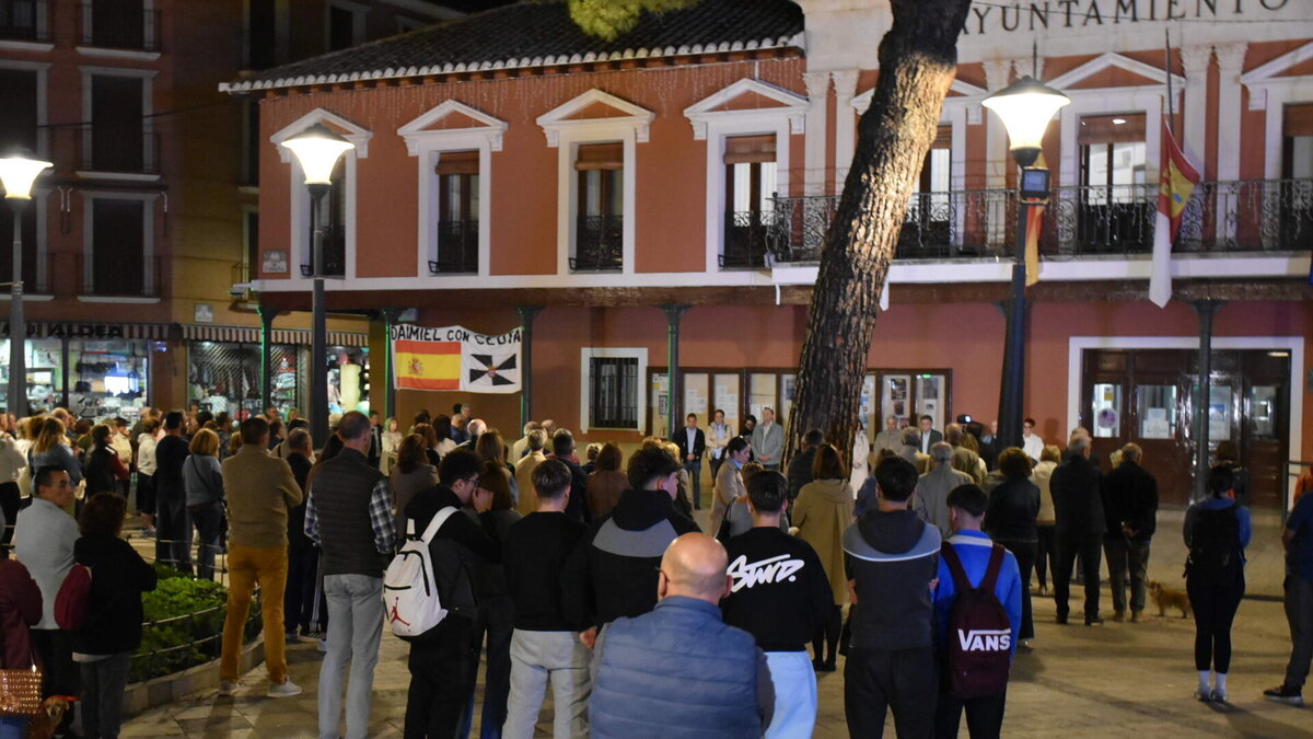 vecinos y representantes municipales guardan un minuto de silencio frente al Ayuntamiento de Daimiel por las víctimas del accidente ferroviario de Urda.