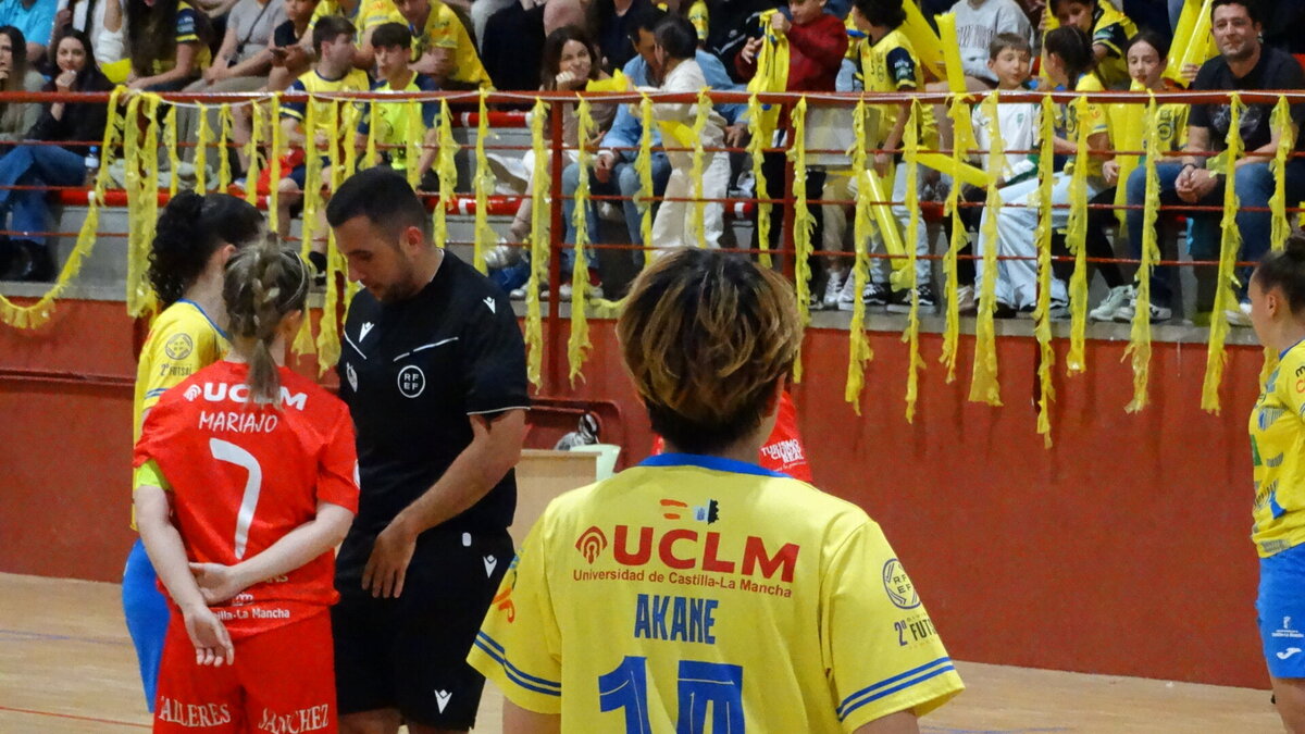Partido de fútbol sala femenino entre el Salesianos Puertollano y el Almagro FSF en el pabellón Santiago Cañizares.
