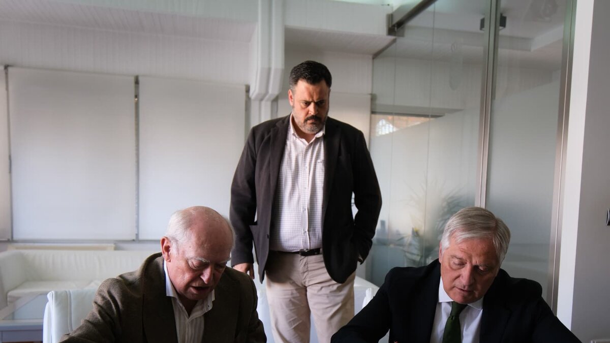 Francisco Cañizares y Cipriano Arteche firman el convenio para crear la oficina de asesoramiento ante la ocupación ilegal de viviendas en Ciudad Real