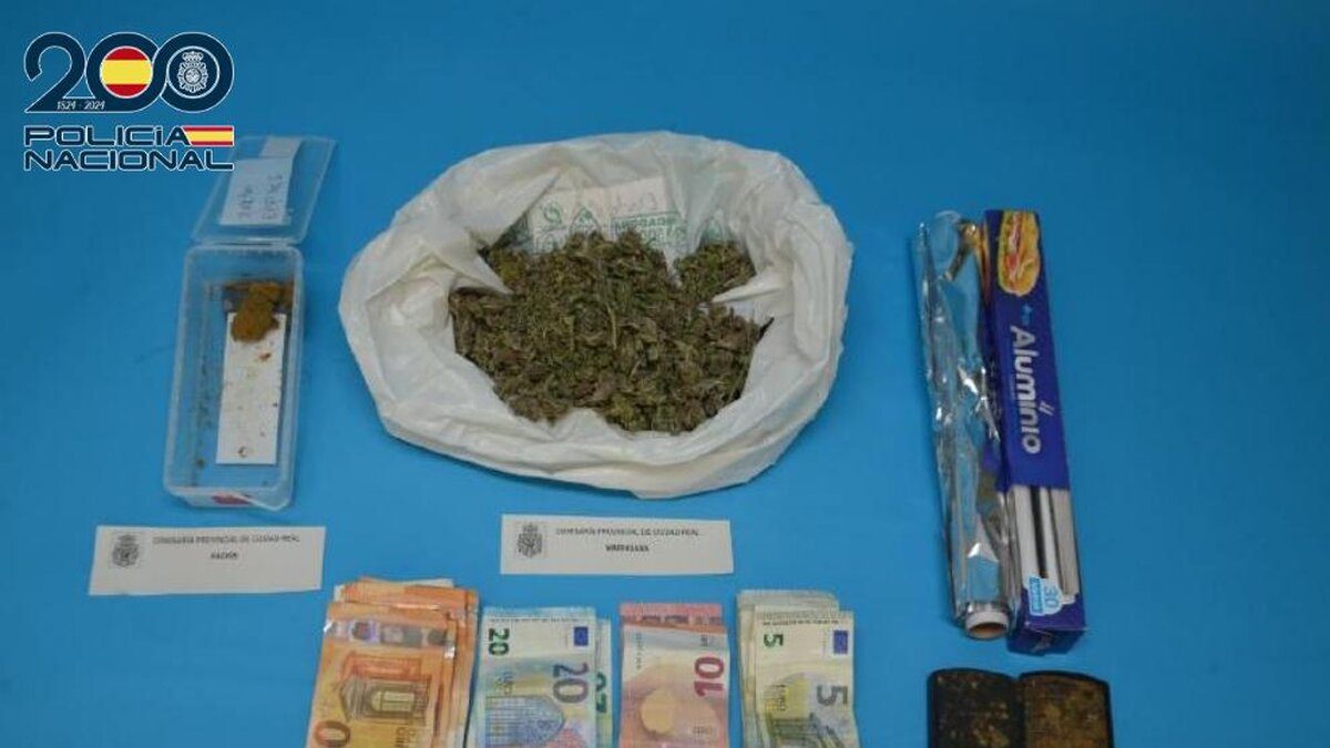 Material incautado en una operación policial contra la venta de drogas en una vivienda de Ciudad Real.