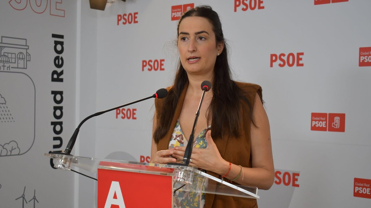 Cristina López Zamora, portavoz de la Ejecutiva Provincial del PSOE de Ciudad Real, durante sus declaraciones sobre las políticas sociales del Gobierno y la posición del PP.