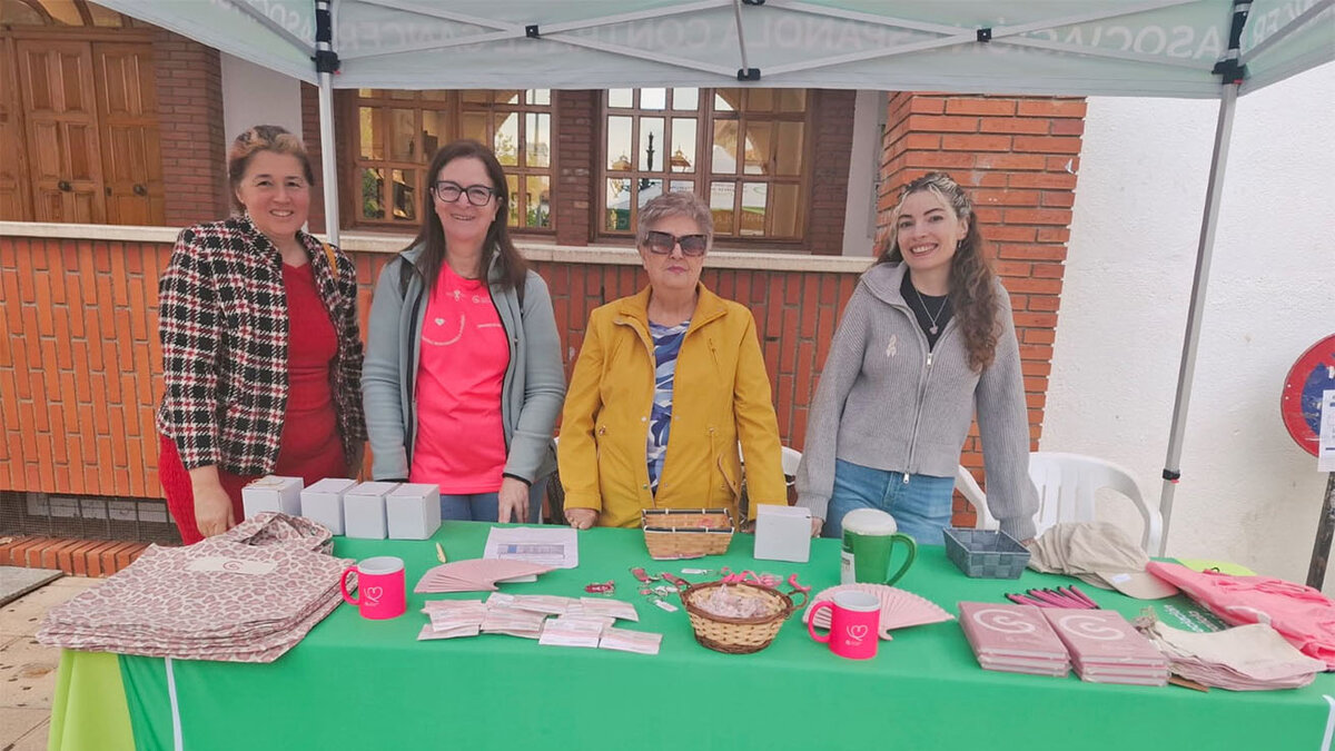 Imagen de la cuestación en Argamasilla de Calatrava con motivo del Día del Cáncer de Mama
