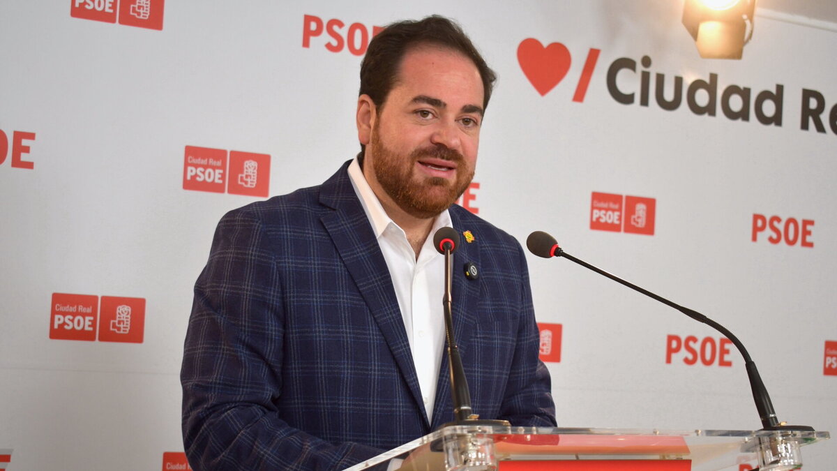 El diputado regional del PSOE Pablo Camacho durante sus declaraciones sobre los presupuestos de Castilla-La Mancha para 2027.