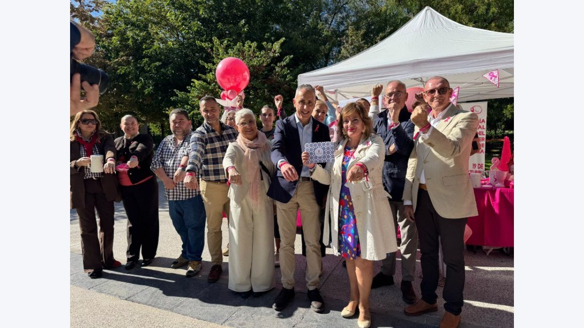 Entrega de un cheque de 2.000 euros del Ayuntamiento de Puertollano a la Asociación Santa Águeda