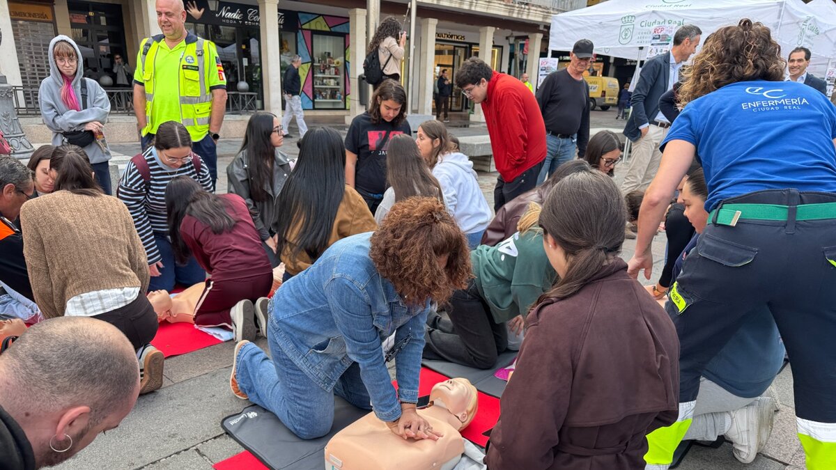Profesionales sanitarios y voluntarios de Protección Civil enseñan técnicas de RCP y primeros auxilios en la Plaza Mayor de Ciudad Real.