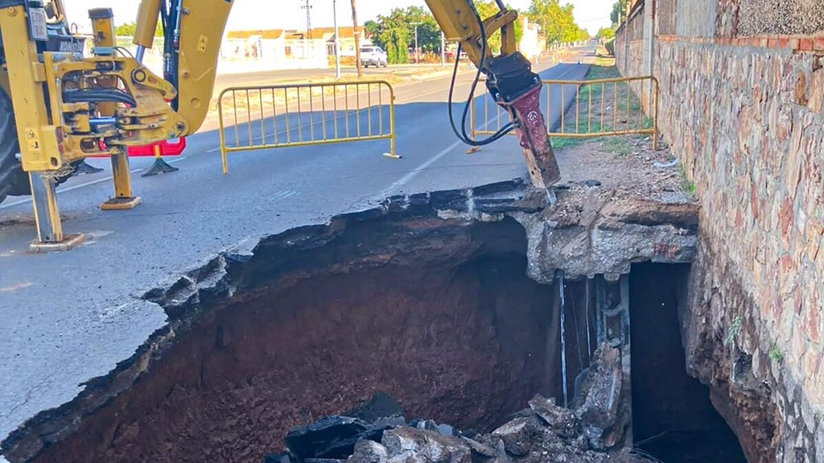 Trabajos de saneamiento de la zona llevados a cabo esta mañana