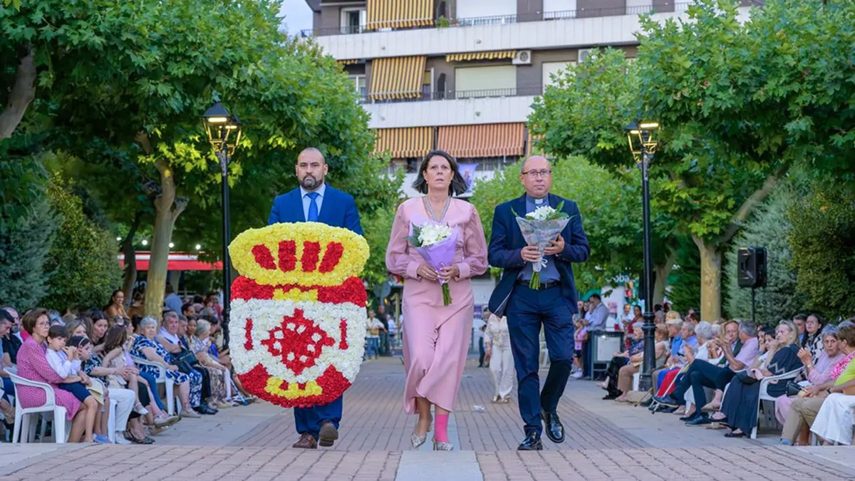 Argamasilla de Calatrava cierra unas Fiestas 2025 históricas con récord de participación 1 alcalde presidenta de la hermandad y parroco en la ofrenda floral a la patrona