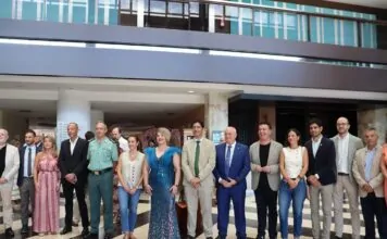 jose manuel caballero entrega el reconocimiento a jesus manuel rodrigo como cuchillero mayor del ano 2025 en la feria de albacete