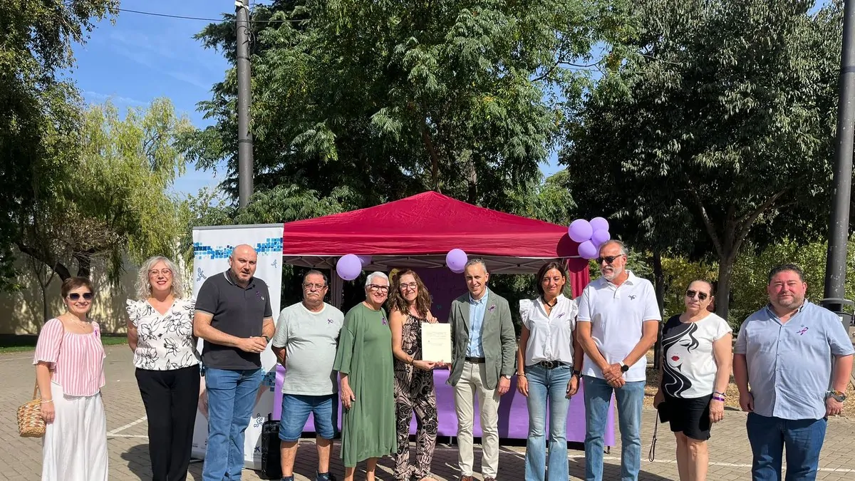SALUD Y BIENESTAR 6 representantes de apen junto al alcalde miguel angel ruiz durante la lectura del manifiesto en puertollano