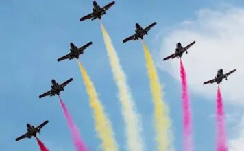 formacion de aviones del ejercito del aire sobrevolando madrid durante el desfile del 12 de octubre