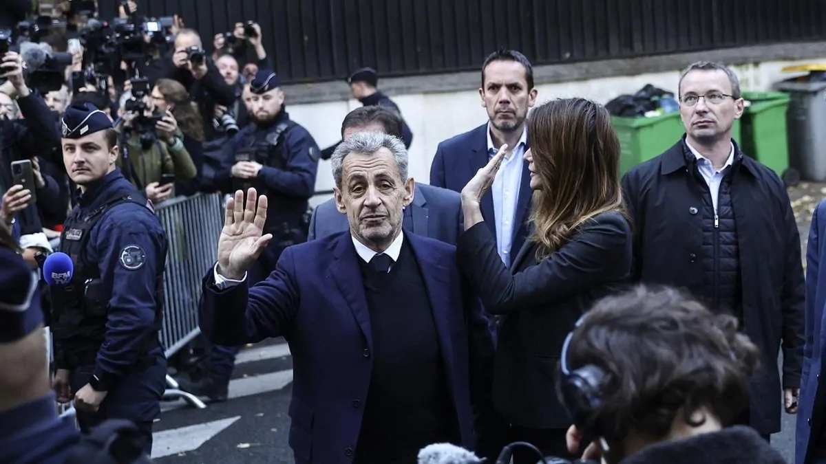 nicolas sarkozy entra en la prision la sante en paris escoltado tras ser condenado por financiacion ilegal
