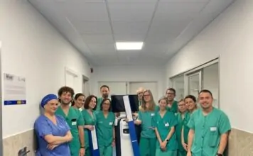 profesionales de la unidad de arritmias del hospital de talavera durante una intervencion de crioablacion