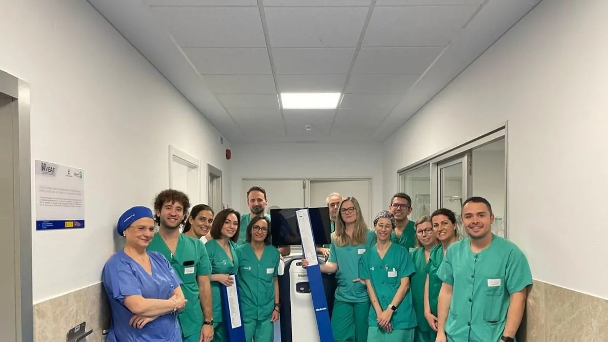 SALUD Y BIENESTAR 4 profesionales de la unidad de arritmias del hospital de talavera durante una intervencion de crioablacion