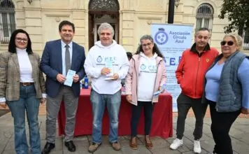 Miguel Ángel Valverde entrega el apoyo institucional a la Asociación Círculo Azul por el Día Mundial de la Diabetes