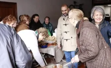 el alcalde jesus ruiz interesandose por las peculiaridades de la comida de este ano
