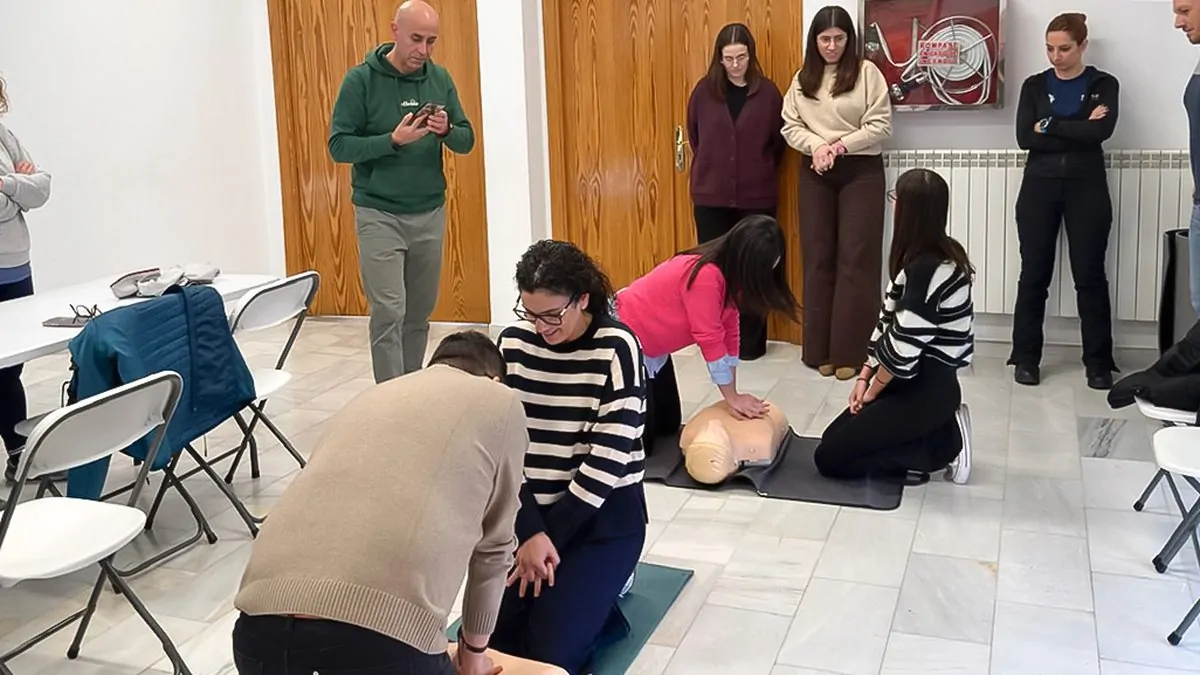 realizando ejercicios de reanimacion cardiopulmonar